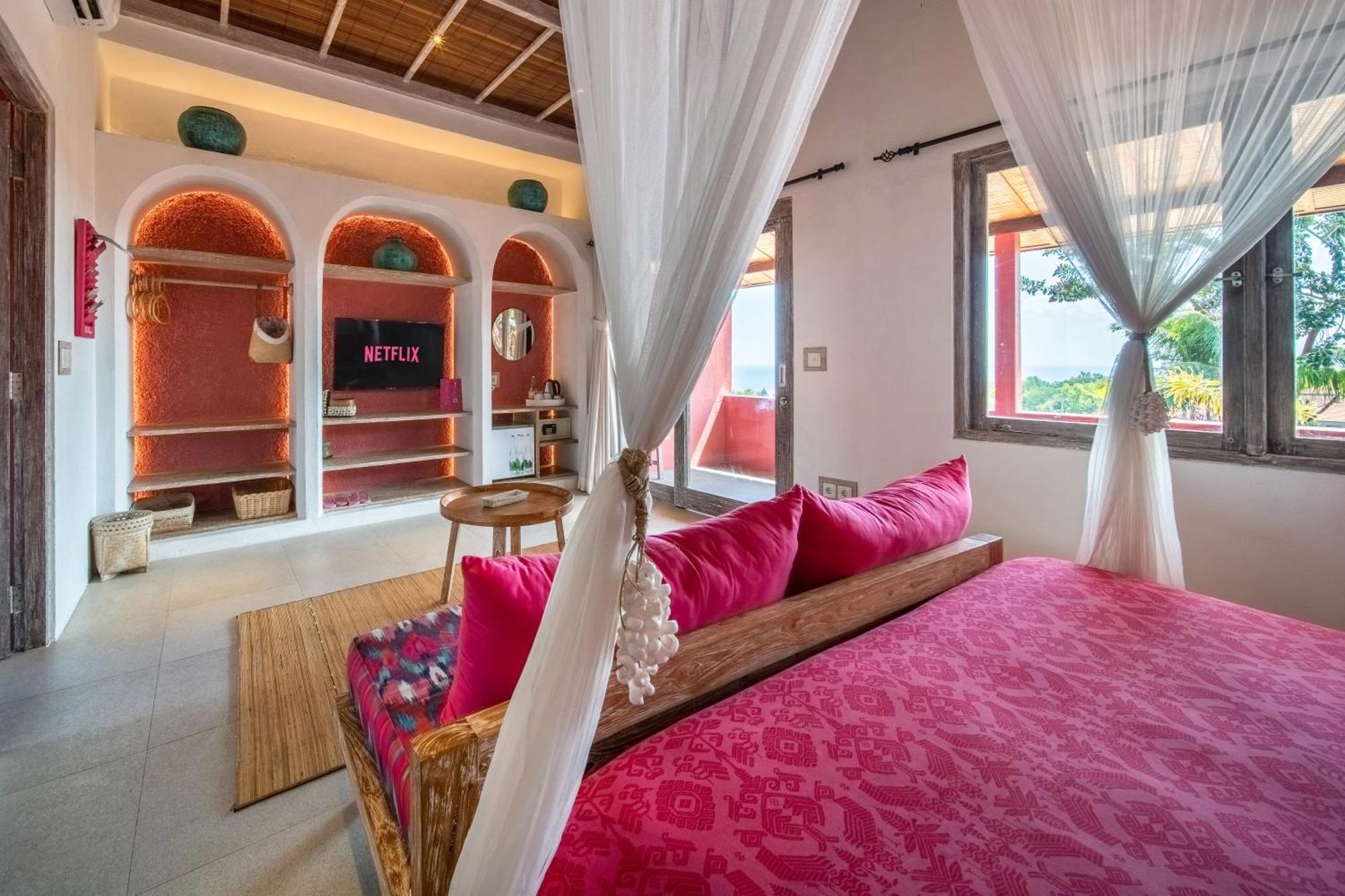Pinkcoco - Constant Surprises & For Cool Adults Only Uluwatu (Bali)