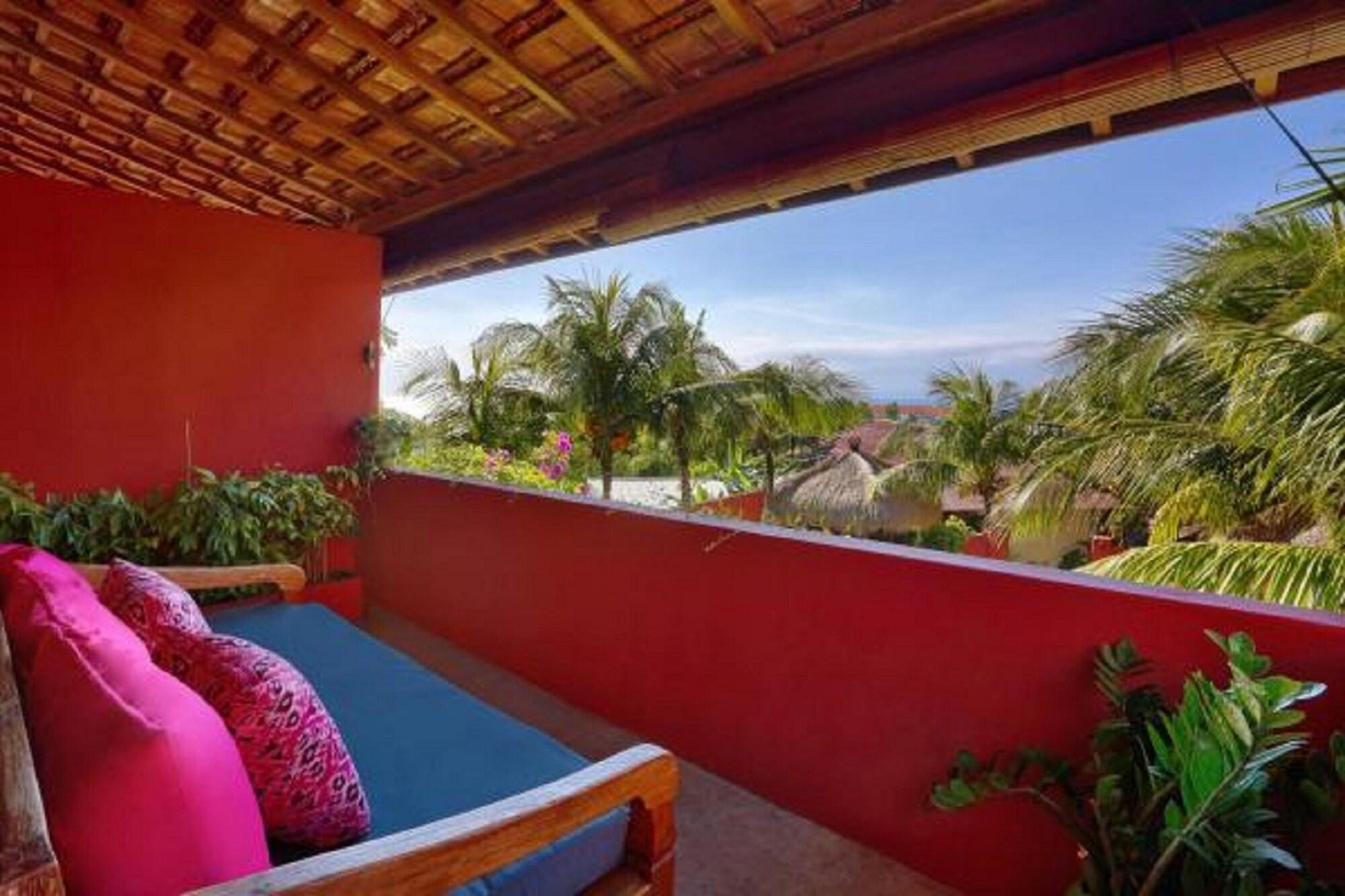 Pinkcoco - Constant Surprises & For Cool Adults Only Hotel Uluwatu